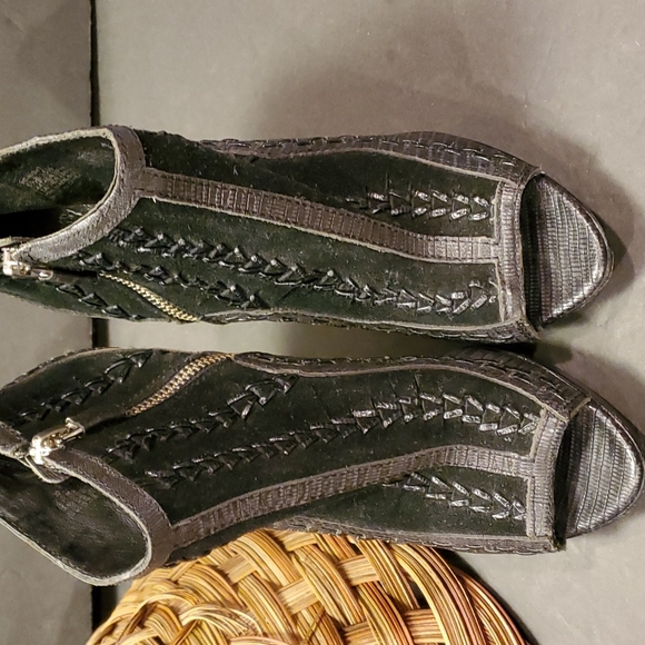 Vince Camuto Peep Toe 4 inch heels, Ankle Boots. Size 5.5B - Picture 2 of 7